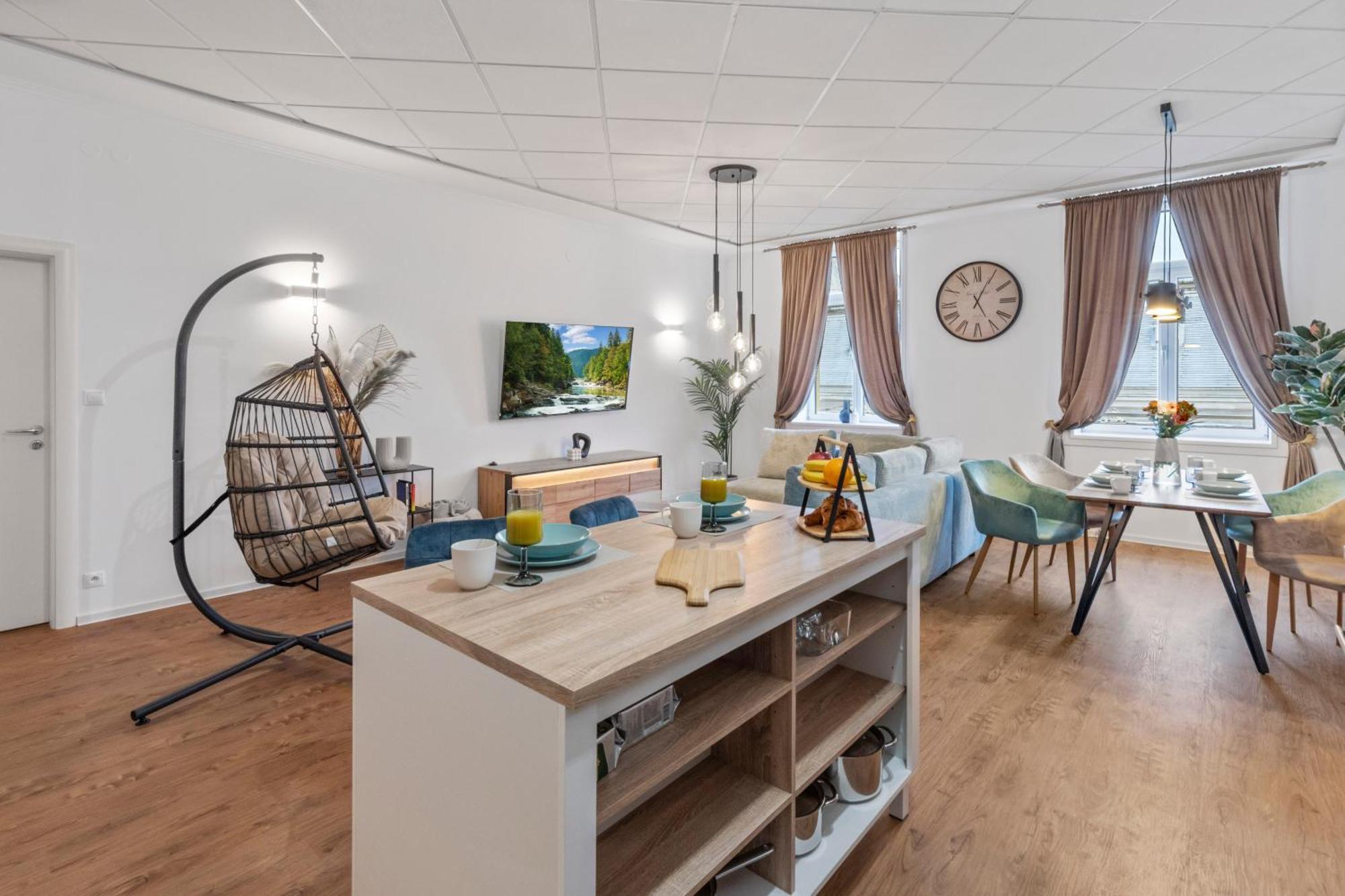 Luxe Living At Old Town Center * Bratysława